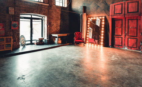 Арендовать Apriori Photo Коричневый лофт с верандой