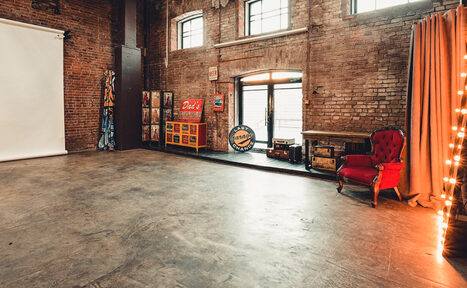 Арендовать Apriori Photo Коричневый лофт с верандой