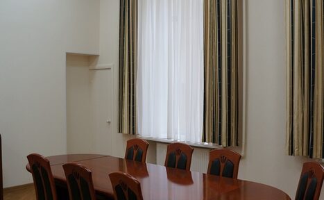 Арендовать Переговорная в деловом стиле 