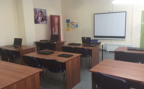 Арендовать Учебная аудитория с партами 