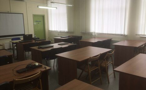 Арендовать Учебная аудитория с партами 