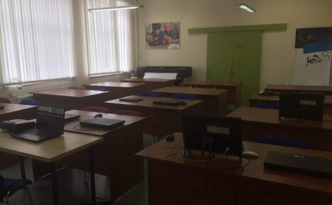 Арендовать Учебная аудитория с партами 