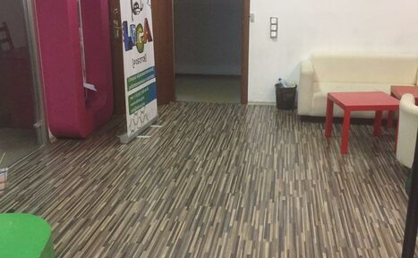 Арендовать Учебная аудитория с партами 