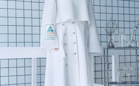 Арендовать Белая студия с подиумом в центре Москвы