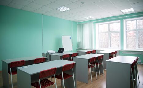 Арендовать Светлый кабинет с партами
