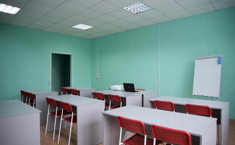 Арендовать Светлый кабинет с партами
