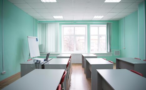 Арендовать Светлый кабинет с партами
