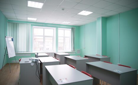 Арендовать Светлый кабинет с партами