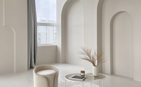 Арендовать Роскошный панорамный лофт . Небольшие журнальные столики. Дизайнерские стулья. Диван. Зеркало