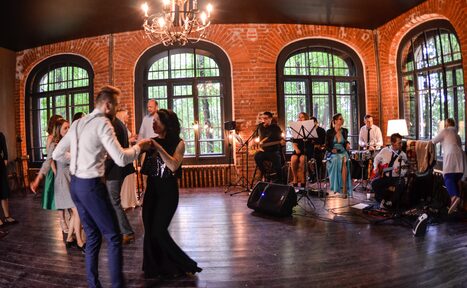 Арендовать БАХРУШИНЪ LOFT. Лофт с арочными окнами 