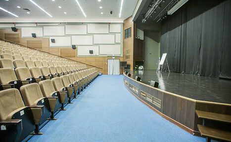 Арендовать Языковая Студия Welcome Зрительный зал со сценой