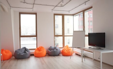 Арендовать Светлый панорамный лофт 