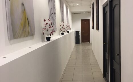 Арендовать Зал со столами и стульями