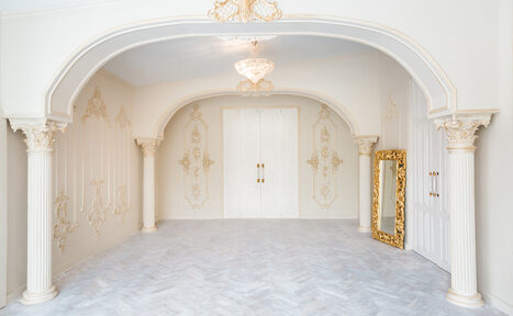 Арендовать The Museum Studio Светлый лофт с витражными окнами 