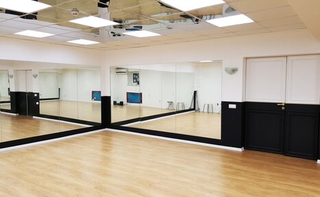 Арендовать ONLY studio Зал с зеркальными стенами