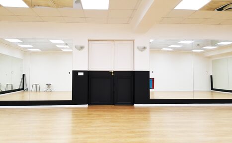 Арендовать ONLY studio Зал с зеркальными стенами