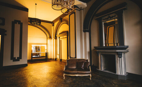 Арендовать The Museum Studio Темный лофт с камином 