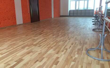 Арендовать Атмосфера Зал с зеркалами и станками 