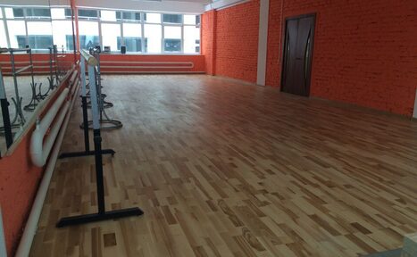 Арендовать Атмосфера Зал с зеркалами и станками 