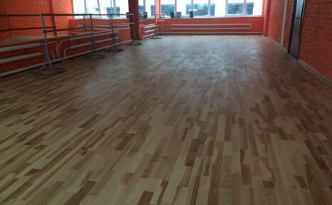 Арендовать Атмосфера Зал с зеркалами и станками 