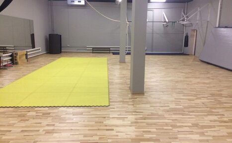 Арендовать Атмосфера. Зал с паркетом 