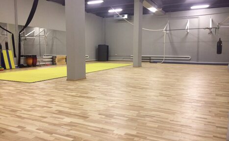 Арендовать Атмосфера. Зал с паркетом 