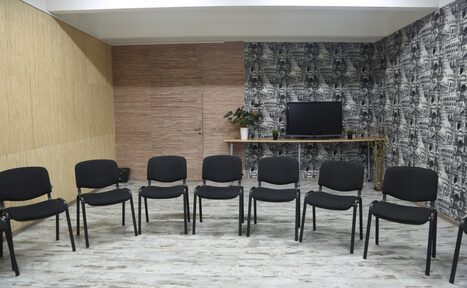 Арендовать Зал с красочными стенами