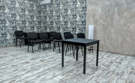 Арендовать Зал с красочными стенами