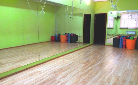 Арендовать Атмосфера Небольшой зал с зеркалами