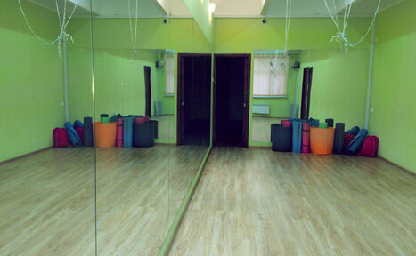 Арендовать Атмосфера Небольшой зал с зеркалами