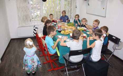 Арендовать Светлый детский зал 