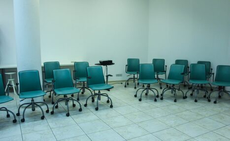 Арендовать Зал с проектором и экраном 