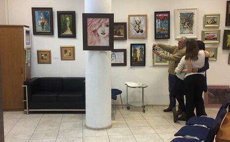 Арендовать Зал с проектором и экраном 