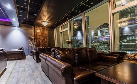 Арендовать Romantic Stream Зал с панорамными окнами 