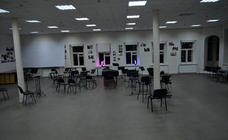 Арендовать Белый лофт с колоннами и роялем 