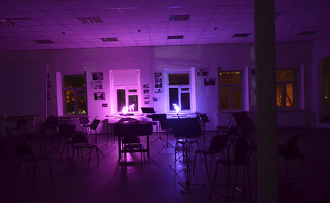 Арендовать Белый лофт с колоннами и роялем 