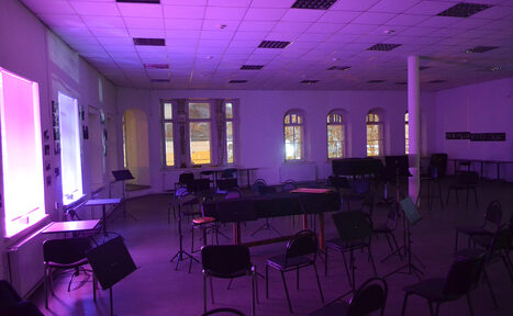 Арендовать Белый лофт с колоннами и роялем 