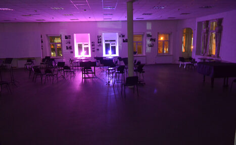 Арендовать Белый лофт с колоннами и роялем 