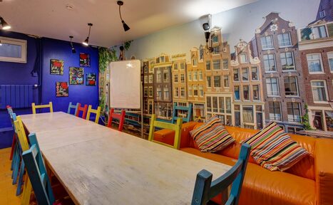 Арендовать CheckPoint Яркий зал с большим столом