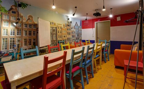 Арендовать CheckPoint Яркий зал с большим столом