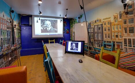 Арендовать CheckPoint Яркий зал с большим столом