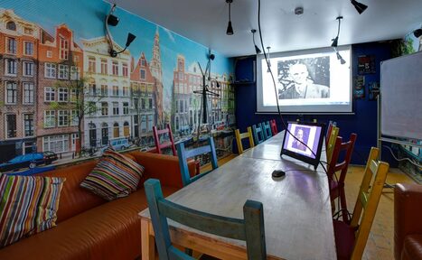 Арендовать CheckPoint Яркий зал с большим столом