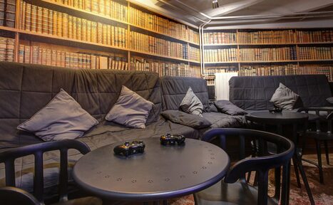 Арендовать CheckPoint Английская комната с подушками 