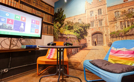 Арендовать CheckPoint Английская комната с подушками 