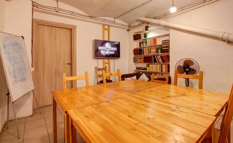 Арендовать CheckPoint Светлая комната с книгами 