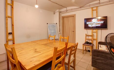 Арендовать CheckPoint Светлая комната с книгами 