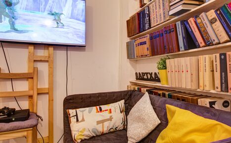 Арендовать CheckPoint Светлая комната с книгами 