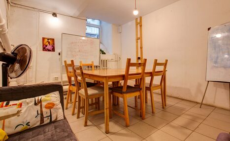 Арендовать CheckPoint Светлая комната с книгами 