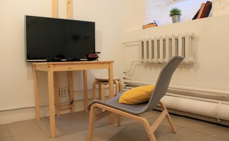 Арендовать CheckPoint Светлая комната с подушками