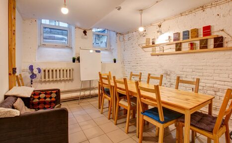 Арендовать CheckPoint Светлая комната с подушками